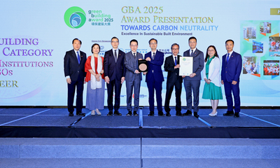 房协于香港绿色建筑议会及环保建筑专业议会合办的「环保建筑大奖2025」中，在「绿建领导类别」获颁最高荣誉的先锋大奖（公共机构及非政府组织）。房协行政总裁陈钦勉（左四）领奖。